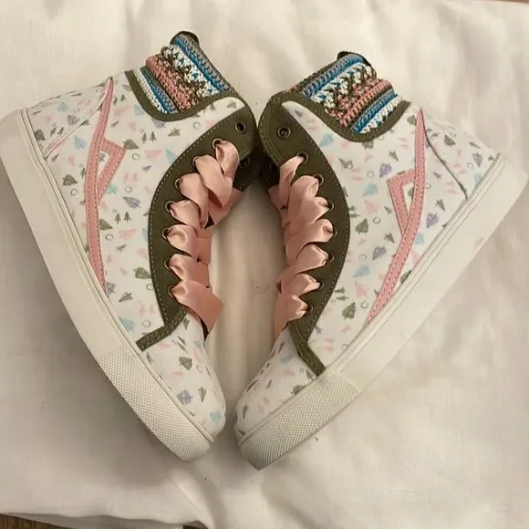 POPPY HIGH TOP SNEAKERS.  NEW - Picture 3 of 7